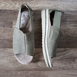 Earth Origins green peep toe sandals
